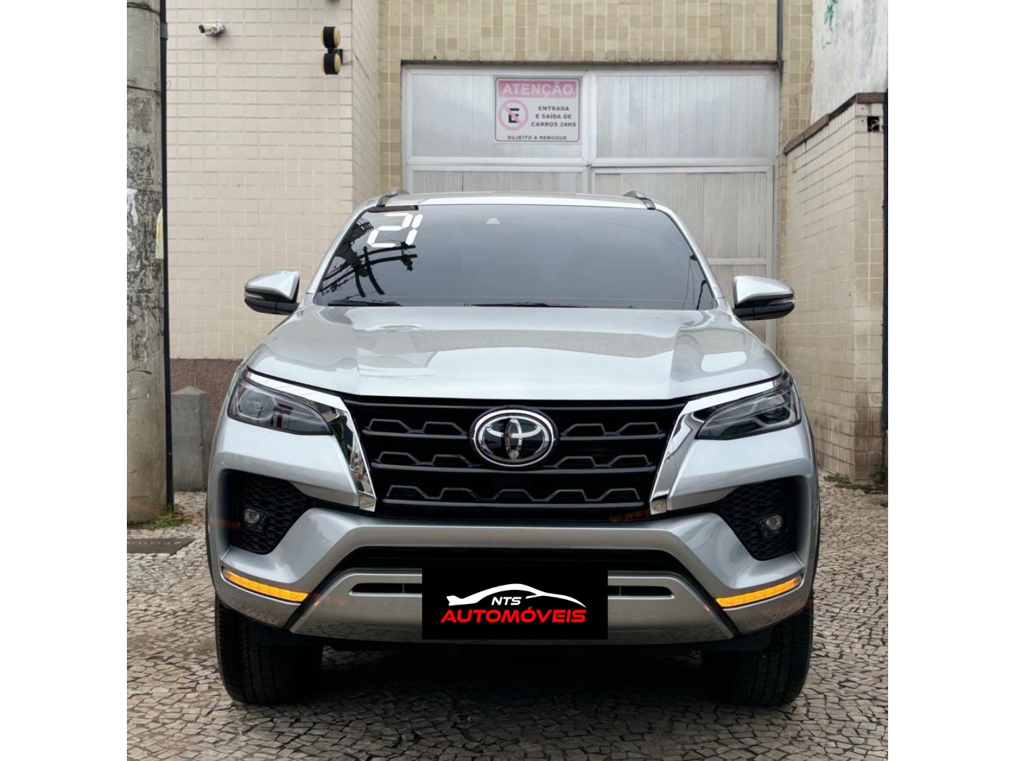 TOYOTA HILUX SW4 2.8 D-4D TURBO DIESEL SRX 7L 4X4 AUTOMÁTICO