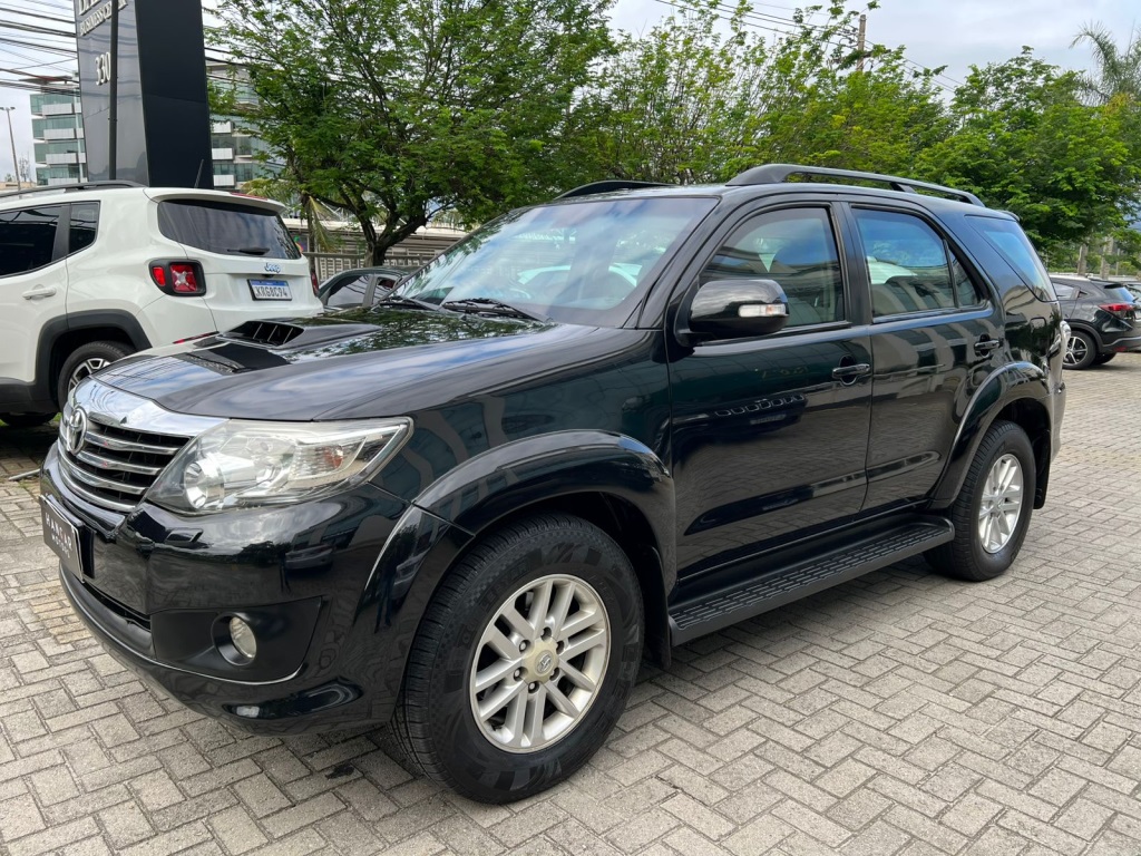 TOYOTA HILUX SW4 3.0 SRV 4X4 7 LUGARES 16V TURBO INTERCOOLER DIESEL 4P AUTOMÁTICO