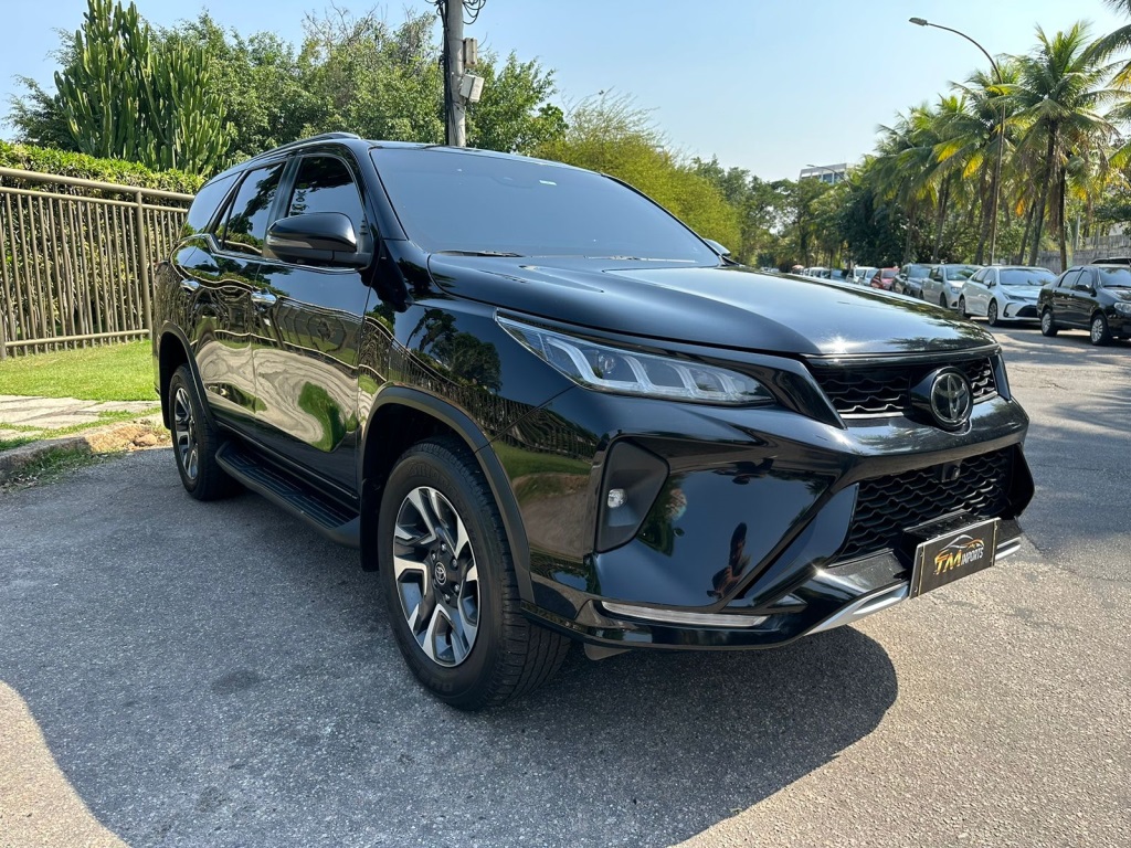 TOYOTA HILUX SW4 2.8 D-4D TURBO DIESEL DIAMOND 7L 4X4 AUTOMÁTICO