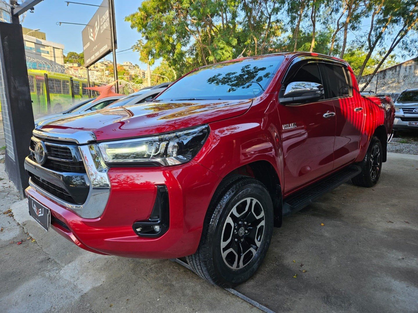 TOYOTA HILUX 2.8 D-4D TURBO DIESEL CD SRX 4X4 AUTOMÁTICO